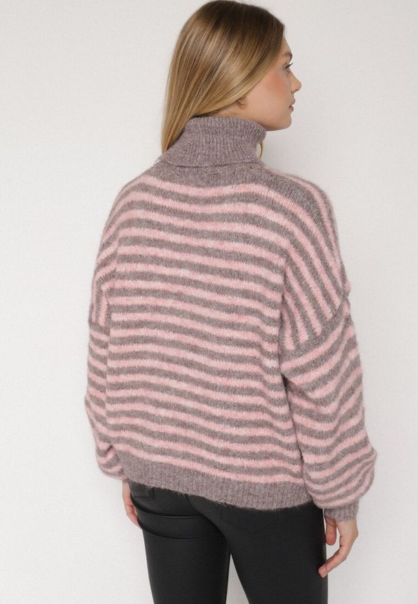 Born2be - Szaro-Różowy Golf z Domieszką Wełny w Paski Monallia. Okazja: na co dzień. Typ kołnierza: golf. Kolor: szary. Materiał: wełna. Wzór: paski. Styl: klasyczny, casual, elegancki