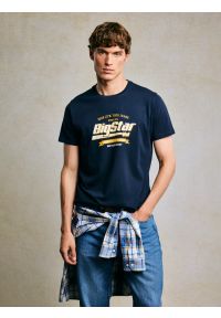 Big-Star - Koszulka męska z nadrukiem granatowa Briss 403. Okazja: na co dzień. Kolor: niebieski. Materiał: jeans, skóra, bawełna. Wzór: nadruk. Styl: vintage, casual, klasyczny