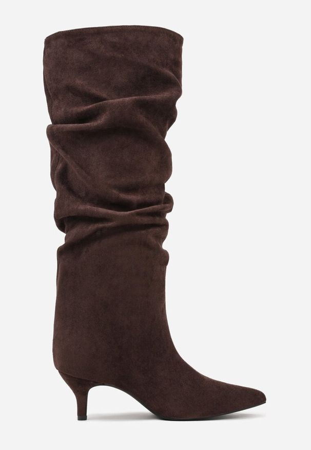 Born2be - Ciemnobrązowe Marszczone Kozaki na Obcasie Typu Kaczuszka Alevitte. Okazja: na co dzień. Zapięcie: bez zapięcia. Kolor: brązowy. Materiał: jeans. Obcas: na obcasie. Styl: elegancki, casual, klasyczny. Wysokość obcasa: średni