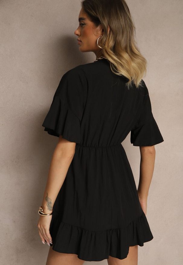 Renee - Czarna Rozkloszowana Sukienka z Wiskozą z Rękawami Typu Nietoperz i Falbanką Nellimi. Okazja: na co dzień. Typ kołnierza: dekolt w serek. Kolor: czarny. Materiał: wiskoza. Styl: casual