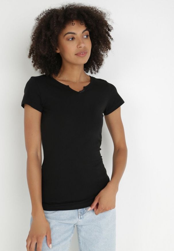 Born2be - Czarny T-shirt Calonia. Kolor: czarny