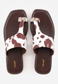 Renee - Brązowe w krowie łaty Klapki VICES w Typie Japonek z Ozdobą na Dużym Palcu Ettelhe. Okazja: na co dzień. Kolor: brązowy. Materiał: jeans. Wzór: aplikacja. Sezon: lato. Styl: casual #2