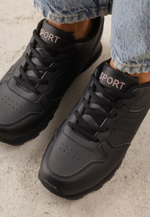 Born2be - Czarne Buty Sportowe Laodosa. Okazja: na co dzień. Wysokość cholewki: przed kostkę. Kolor: czarny. Materiał: materiał. Szerokość cholewki: normalna. Wzór: aplikacja, napisy, haft