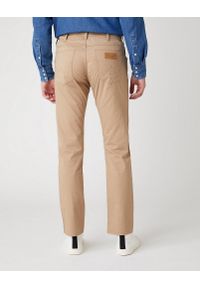 Wrangler - MĘSKIE SPODNIE MATERIAŁOWE WRANGLER GREENSBORO CORNSTALK W15QWAX4K 112127120. Materiał: materiał #3