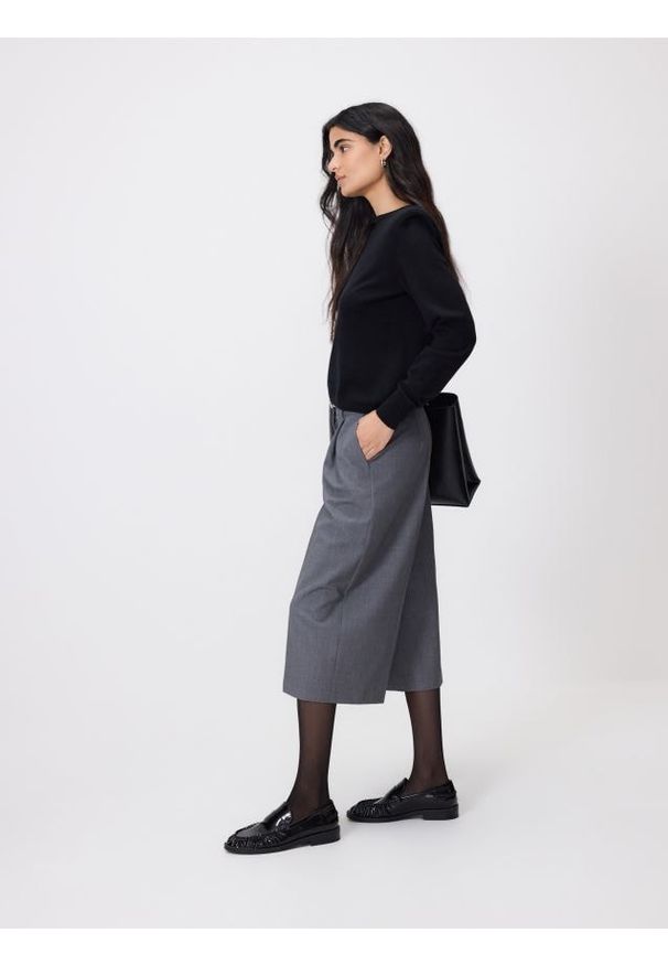 Reserved - Bermudy z paskiem - szary. Kolor: szary. Materiał: tkanina, wiskoza