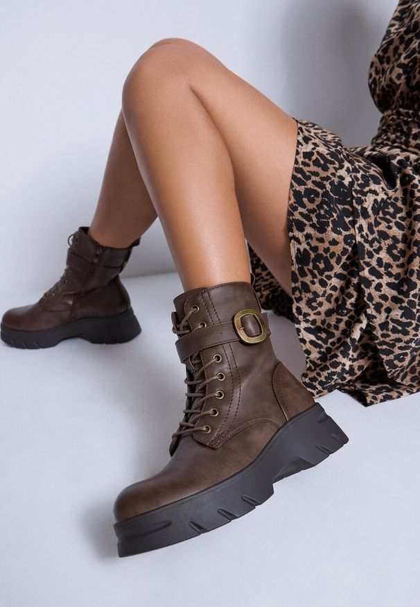 Renee - Ciemnobeżowe Botki w Stylu Workerów na Grubej Podeszwie Berimona. Okazja: na spacer, na spotkanie biznesowe, do pracy. Kolor: brązowy. Materiał: wełna, jeans. Sezon: zima, jesień. Styl: biznesowy, elegancki