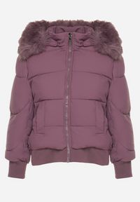 Born2be - Fioletowa Pikowana Kurtka z Szerokimi Ściągaczami i Ozdobnym Futrem przy Kapturze Inandria. Okazja: na spotkanie biznesowe, do pracy, na co dzień. Kolor: fioletowy. Materiał: futro. Długość rękawa: długi rękaw. Długość: długie. Styl: elegancki, casual, klasyczny, biznesowy #5