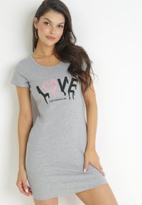 Born2be - Szara Bawełniana Sukienka T-shirtowa z Napisem Avera. Kolor: szary. Materiał: bawełna. Długość rękawa: krótki rękaw. Wzór: napisy