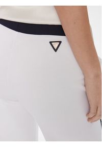 Guess Spodnie dresowe V4GB02 KBFB2 Biały Regular Fit. Kolor: biały. Materiał: syntetyk