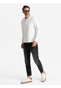 Ombre Clothing - Męski longsleeve polo z zapinanym na zamek kołnierzykiem – biały V1. Typ kołnierza: polo. Kolor: biały. Materiał: bawełna, skóra, materiał, dzianina. Długość rękawa: długi rękaw. Wzór: aplikacja. Styl: sportowy, elegancki #3
