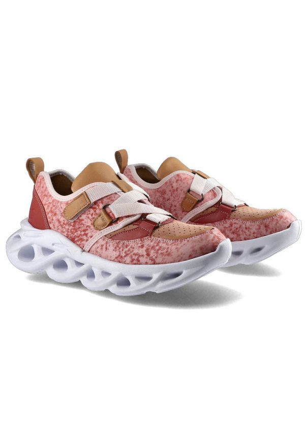 Koralowe Sneakersy Maciejka Damskie Modne Obuwie. Zapięcie: rzepy. Kolor: różowy. Materiał: tkanina, skóra. Szerokość cholewki: normalna. Wzór: ażurowy, paski. Styl: sportowy