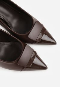 Renee - Brązowe Szpilki z Kwadratową Ozdobą z Przodu Phereshi. Okazja: na co dzień. Kolor: brązowy. Materiał: jeans. Wzór: aplikacja. Obcas: na szpilce. Styl: casual, elegancki #7