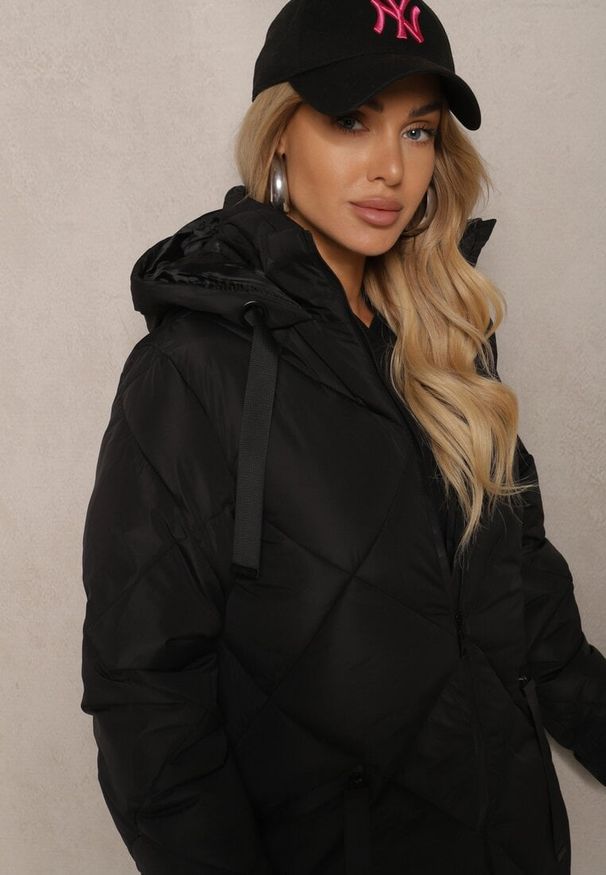 Renee - Czarna Pikowana Kurtka z Przeszyciem w Kratę Kapturem i Kieszeniami Zenetta. Typ kołnierza: kaptur. Kolor: czarny. Materiał: jeans. Długość: długie. Styl: elegancki, sportowy, klasyczny