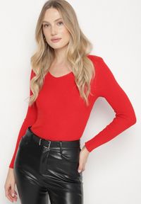 Born2be - Czerwony Dopasowany Sweter z Prążkowanej Dzianiny z Bawełną z Dekoltem w Serek Tesma. Okazja: na co dzień. Typ kołnierza: dekolt w serek. Kolor: czerwony. Materiał: dzianina, bawełna, prążkowany. Długość rękawa: długi rękaw. Długość: długie. Styl: elegancki, casual #3