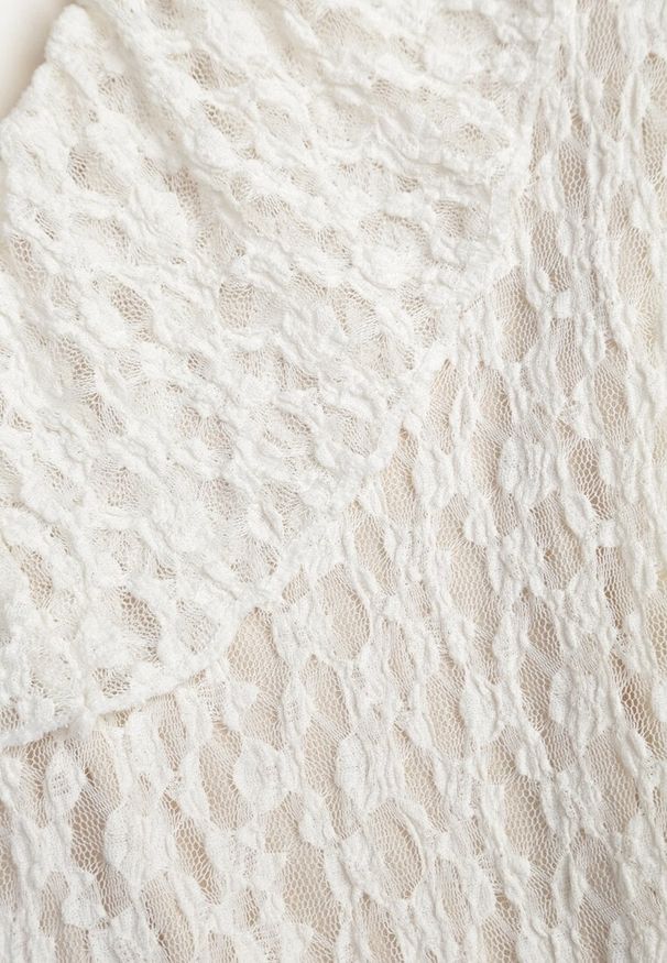 Renee - Beżowa Wieczorowa Sukienka z Koronki Zdobiona Falbanami Lunetra. Typ kołnierza: dekolt w kształcie V. Kolor: beżowy. Materiał: koronka. Wzór: aplikacja, koronka. Styl: wizytowy