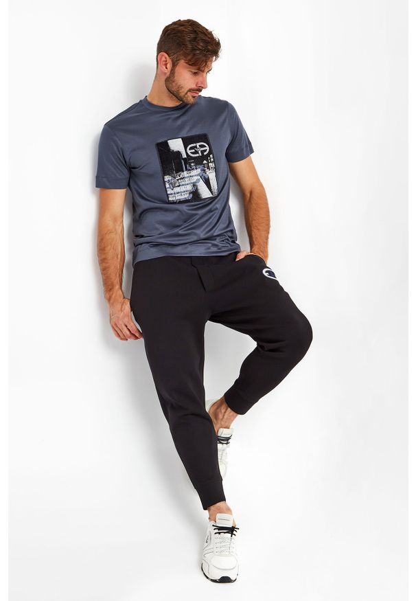 Emporio Armani - T-SHIRT EMPORIO ARMANI. Długość rękawa: krótki rękaw. Długość: krótkie. Wzór: aplikacja