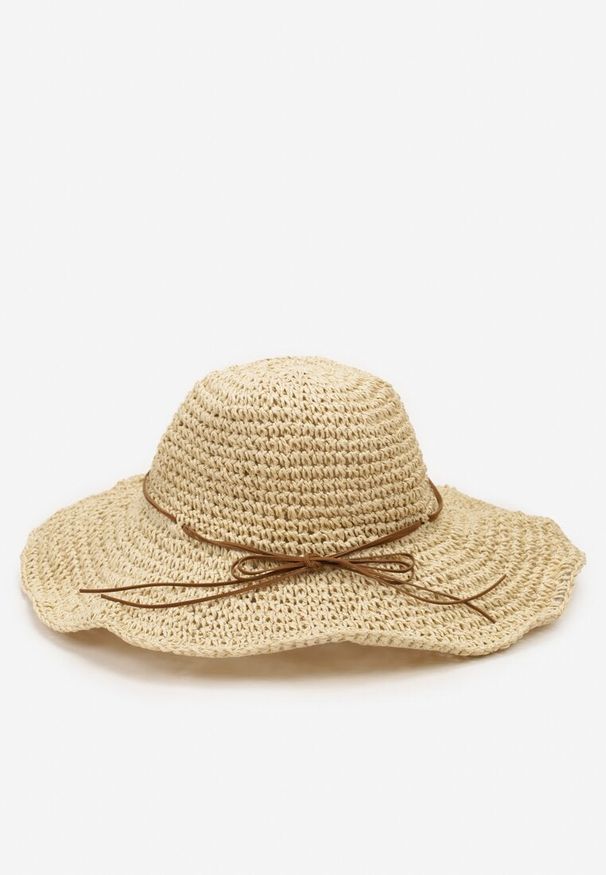 Born2be - Jasnobeżowy Pleciony Kapelusz z Szerokim Rondem Wiązany na Rzemyk Yeisa. Kolor: beżowy. Sezon: lato. Styl: elegancki, biznesowy, boho, wakacyjny, casual