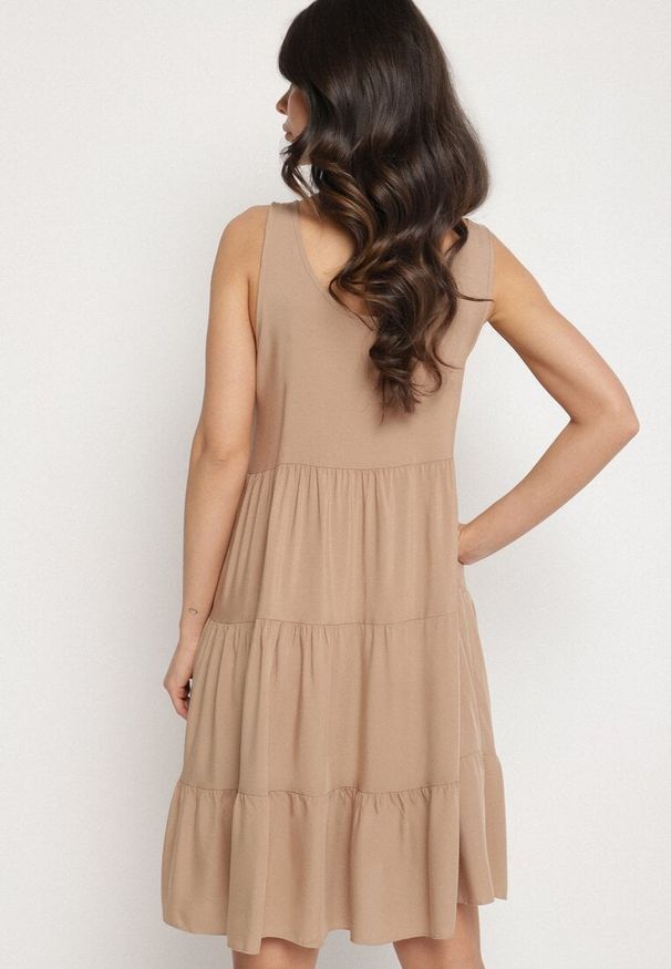 Born2be - Beżowa Sukienka a Rozkloszowana Sukienka na Ramiączkach z Falbanami Criselles. Okazja: na spacer, na plażę. Typ kołnierza: kołnierz z falbankami. Kolor: beżowy. Materiał: bawełna. Długość rękawa: na ramiączkach. Sezon: lato. Styl: elegancki