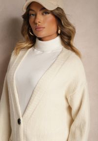 Renee - Jasnobeżowy Długi Rozpinany Kardigan z Wełną i Bawełną Vamiya. Okazja: na co dzień, do pracy. Typ kołnierza: dekolt w serek. Kolor: beżowy. Materiał: bawełna, wełna. Długość: długie. Wzór: aplikacja, gładki. Styl: elegancki, casual #4
