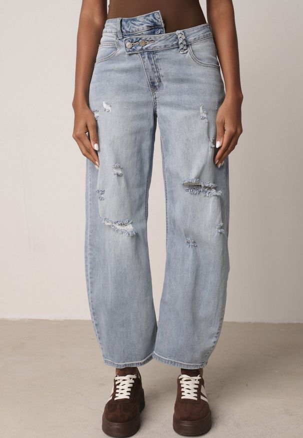 Born2be - Niebieskie Bawełniane Jeansy o Asymetrycznym Kroju Typu Balloon z Dziurami Nediara. Okazja: na co dzień. Kolor: niebieski. Styl: casual, elegancki