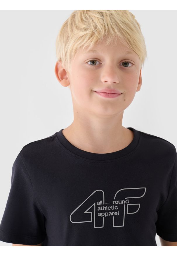 4f - 4F T-shirt z nadrukiem chłopięcy - czarny 158 (12-13 lat). Okazja: na co dzień. Kolor: czarny. Materiał: bawełna, jersey, dzianina. Długość rękawa: krótki rękaw. Długość: krótkie. Wzór: nadruk. Sezon: lato. Styl: sportowy, klasyczny, casual