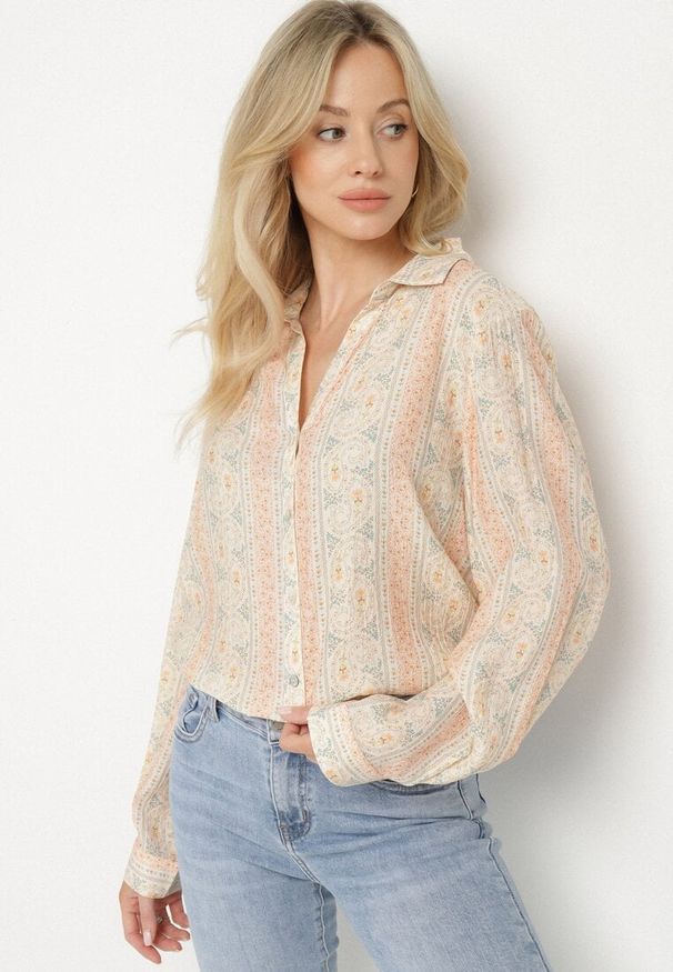 Born2be - Beżowa Wiskozowa Koszula w Drobny Wzór z Kwiatami Rivedia. Okazja: na co dzień. Typ kołnierza: kołnierzyk klasyczny. Kolor: beżowy. Materiał: wiskoza. Długość rękawa: długi rękaw. Długość: długie. Wzór: kwiaty. Styl: klasyczny, casual, elegancki