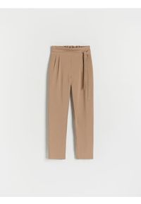 Reserved - Spodnie z paskiem - beżowy. Kolor: beżowy. Materiał: tkanina, wiskoza #1