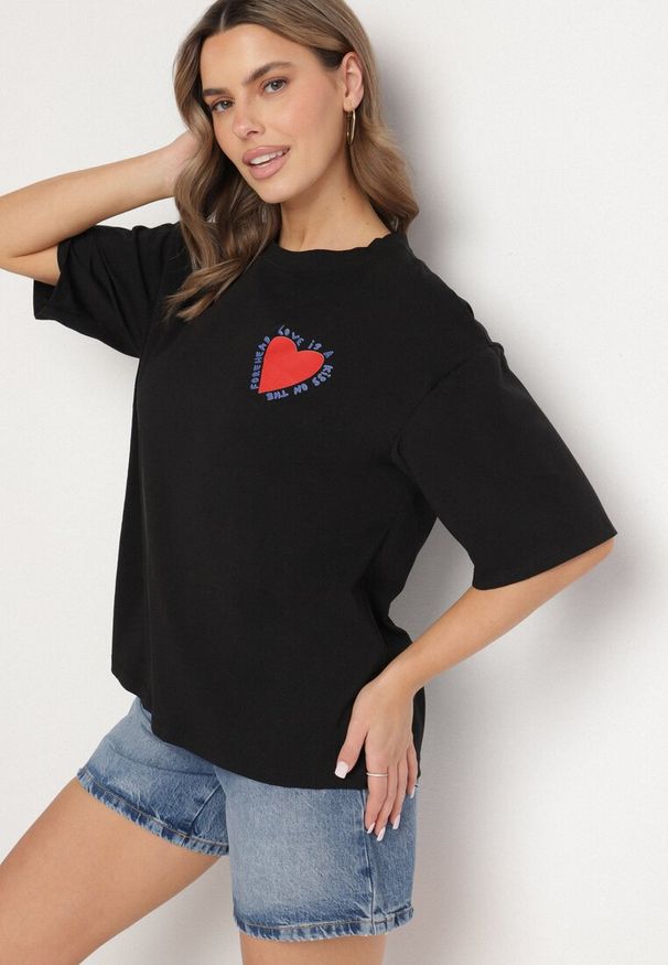 Born2be - Czarny Bawełniany T-shirt z Motywem Serca Liorlie. Okazja: na co dzień, na spacer. Kolor: czarny. Materiał: bawełna. Styl: klasyczny, casual