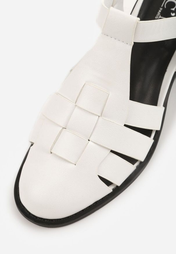 Renee - Białe Sandały na Stożku Ozdobione Geometryczną Cholewką Peripe. Okazja: na imprezę. Zapięcie: sprzączka. Kolor: biały. Materiał: jeans. Wzór: aplikacja, geometria. Sezon: lato. Obcas: na stożku