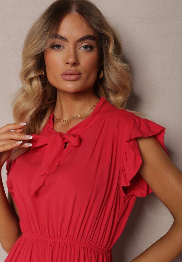 Renee - Czerwona Sukienka Rozkloszowana z Gumką w Talii i Wiązaniem przy Dekolcie Naque. Okazja: na co dzień. Kolor: czerwony. Styl: casual