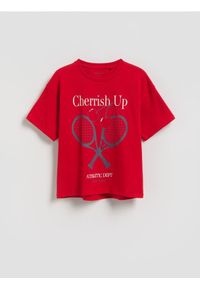 Reserved - Luźny t-shirt z nadrukiem - czerwony. Kolor: czerwony. Materiał: bawełna. Wzór: nadruk
