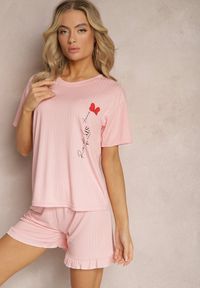 Renee - Różowy Komplet Piżamowy Szorty Wykończone Falbanką i Koszula z Nadrukiem Tyrvea. Kolor: różowy. Wzór: nadruk #5