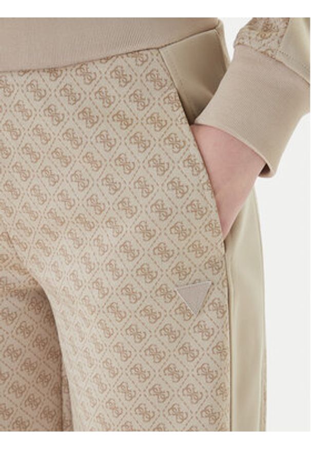 Guess Spodnie dresowe V6RB09 K2042 Beżowy Wide Leg. Kolor: beżowy. Materiał: syntetyk
