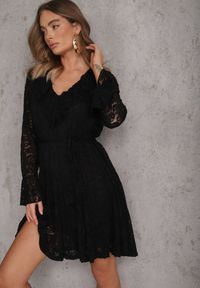 Renee - Czarna Sukienka z Koronki Zdobiona Rozszerzanymi Rękawami i Wąskim Paskiem Kylimna. Okazja: na imprezę. Typ kołnierza: kołnierz z falbankami. Kolor: czarny. Materiał: koronka. Długość rękawa: na ramiączkach. Wzór: aplikacja, koronka #7