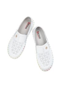 Białe Półbuty Artiker Modne Wsuwane Obuwie Damskie. Okazja: na co dzień. Zapięcie: bez zapięcia. Kolor: biały. Materiał: skóra. Wzór: ażurowy, kolorowy. Styl: casual, elegancki #2