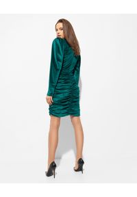COSEL - Zielona aksamitna sukienka mini. Okazja: na imprezę. Kolor: zielony. Materiał: materiał. Długość rękawa: długi rękaw. Wzór: nadruk. Typ sukienki: kopertowe. Styl: klasyczny, wizytowy, elegancki. Długość: mini #7