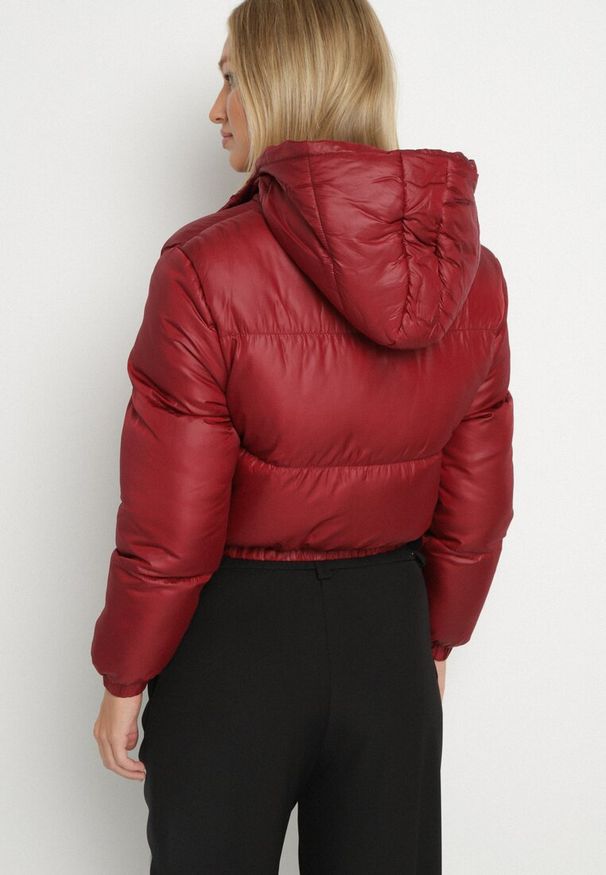 Born2be - Bordowa Kurtka Pikowana o Krótkim Fasonie z Kapturem Tinthella. Okazja: na co dzień, na spacer. Typ kołnierza: kaptur. Kolor: czerwony. Materiał: jeans. Długość: krótkie. Wzór: aplikacja. Styl: casual, elegancki
