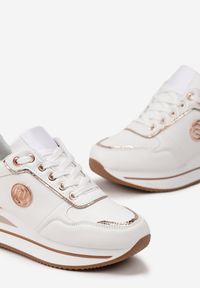 Renee - Biało-Szampańskie Sneakersy z Okrągłą Naszywką i Platformą Viliera. Nosek buta: okrągły. Kolor: biały. Materiał: jeans. Szerokość cholewki: normalna. Wzór: aplikacja. Obcas: na platformie #4