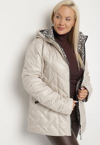 Born2be - Ciemnoszara Pikowana Kurtka z Kapturem i Podszewką w Panterkę Felandre. Okazja: na co dzień, na spacer. Typ kołnierza: kaptur. Kolekcja: plus size. Kolor: szary. Materiał: jeans. Wzór: motyw zwierzęcy. Styl: klasyczny, casual #3
