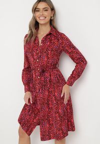 Born2be - Czerwona Sukienka Koszulowa Wiązana w Pasie Macedonia. Kolor: czerwony. Materiał: materiał. Długość rękawa: długi rękaw. Wzór: nadruk. Typ sukienki: koszulowe. Styl: elegancki. Długość: midi #1