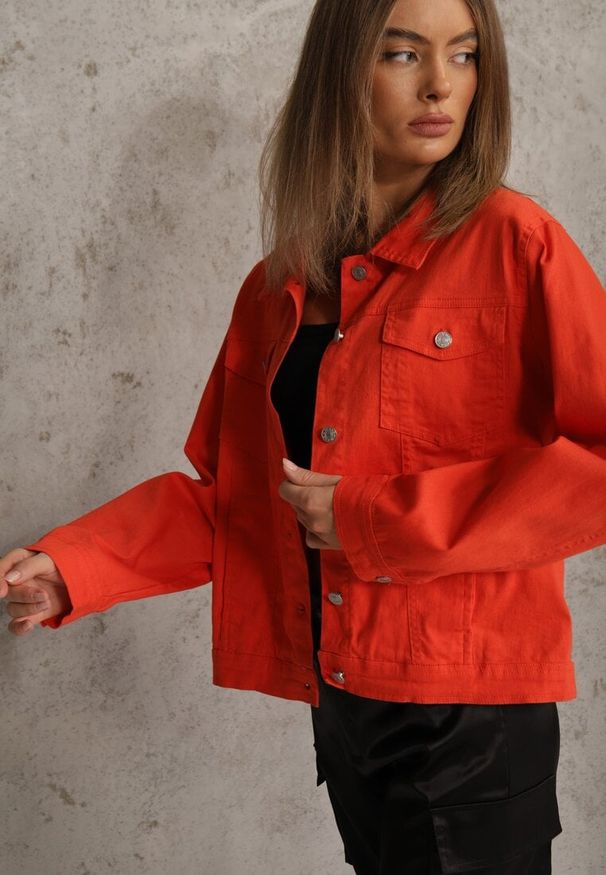 Renee - Pomarańczowa Jeansowa Kurtka z Bawełny Perilopei. Okazja: na co dzień. Kolekcja: plus size. Kolor: pomarańczowy. Materiał: bawełna, jeans. Styl: casual