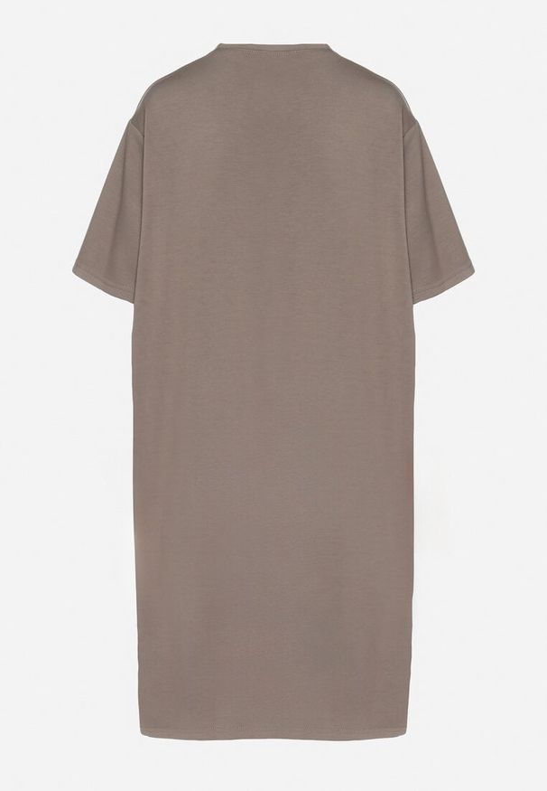 Born2be - Ciemnobeżowa Pudełkowa Sukienka z Wiskozą i Ozdobnym Nadrukiem Amoara. Okazja: na co dzień. Kolor: beżowy. Materiał: wiskoza. Wzór: nadruk. Styl: casual