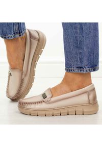 POTOCKI - Beżowe skórzane mokasyny damskie Potocki 19427. Okazja: na co dzień, na spacer. Nosek buta: okrągły. Kolor: beżowy. Materiał: skóra. Szerokość cholewki: normalna. Wzór: aplikacja. Sezon: wiosna, lato, jesień. Styl: casual, klasyczny, elegancki #1