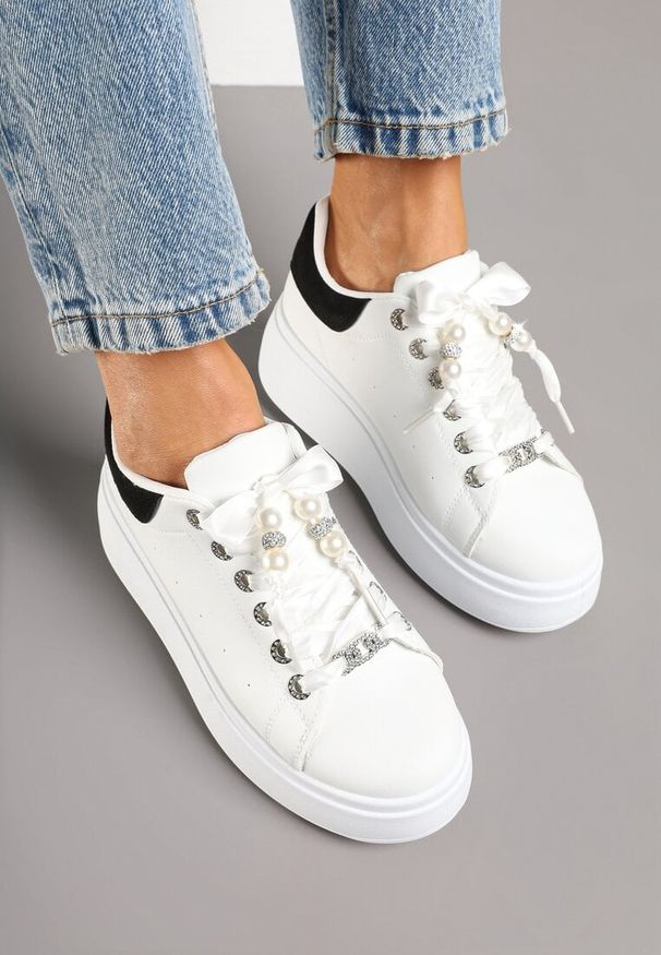 Born2be - Biało-Czarne Sneakersy na Grubej Podeszwie z Cyrkoniami Vivanne. Okazja: na co dzień. Kolor: czarny. Materiał: jeans