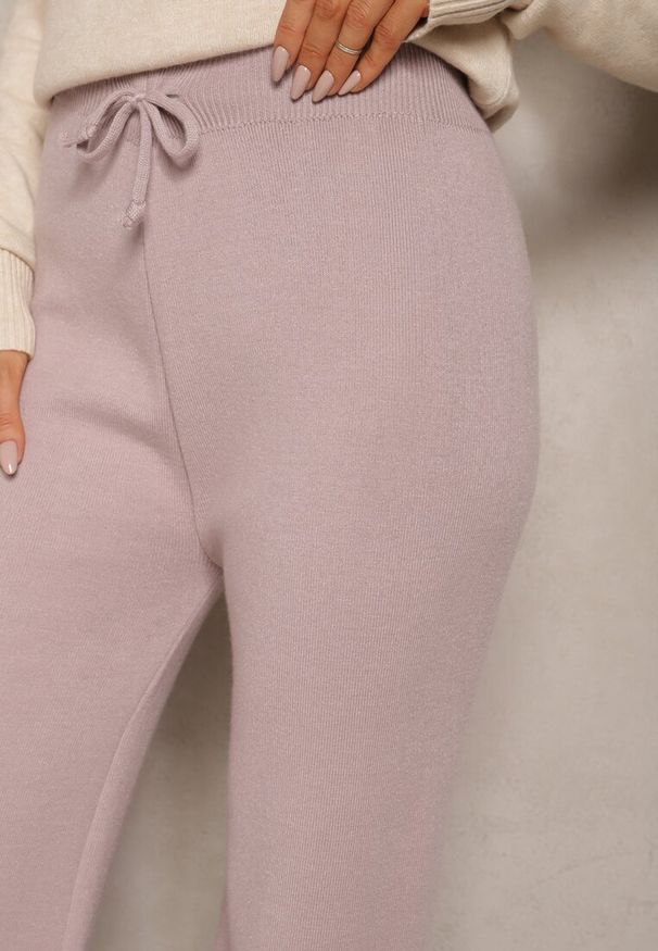Renee - Jasnofioletowe Spodnie o Szerokim Kroju High Waist z Cyrkoniami i Gumką w Pasie Loreitha. Okazja: na co dzień. Stan: podwyższony. Kolor: fioletowy. Materiał: zamsz, satyna. Wzór: aplikacja. Styl: casual