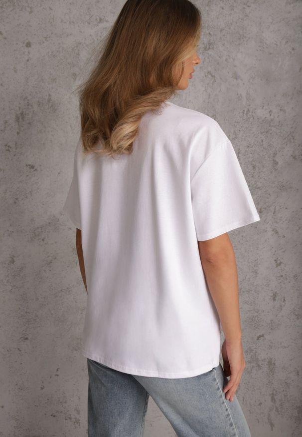 Renee - Biały Oversizowy T-shirt z Bawełny Zdobiony Kwadratowymi Aplikacjami Evesilea. Okazja: na co dzień. Kolor: biały. Materiał: bawełna. Wzór: aplikacja. Styl: casual