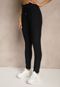 Renee - Granatowe Dopasowane Spodnie High Waist z Gumką i Wiązaniem w Talii Zelpia. Okazja: na co dzień. Stan: podwyższony. Kolor: niebieski. Styl: casual, elegancki #5