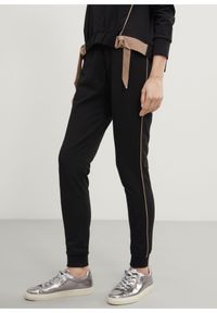 Ochnik - Spodnie dresowe damskie z lampasami. Kolor: czarny. Materiał: bawełna. Styl: sportowy #1