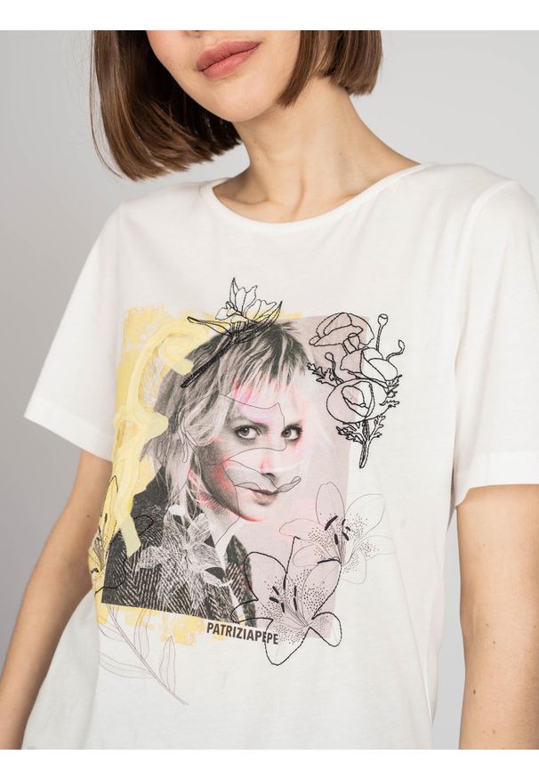 Patrizia Pepe T-Shirt | 8M1161/A8R8 | Kobieta | Biały. Okazja: na co dzień. Kolor: biały. Materiał: bawełna. Długość rękawa: krótki rękaw. Długość: krótkie. Wzór: aplikacja, nadruk. Styl: casual