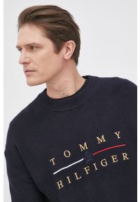 TOMMY HILFIGER - Tommy Hilfiger Sweter bawełniany męski kolor granatowy. Kolor: niebieski. Materiał: bawełna. Długość rękawa: długi rękaw. Długość: długie. Wzór: aplikacja